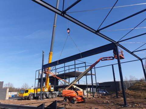 EN 1090: De Europese norm voor staalconstructies Wat is EN 1090?  EN 1090 is een Europese norm die specifieke eisen stelt aan het ontwerp en de fabricage van staalconstructies. Deze norm is van toepassing op alle staalconstructies die een dragende functie hebben in gebouwen. Denk hierbij aan kolommen, liggers, dakconstructies en gevelbekleding.  Waarom is EN 1090 belangrijk?  Veiligheid: EN 1090 zorgt ervoor dat staalconstructies veilig zijn en voldoen aan de gestelde eisen op het gebied van sterkte en stab