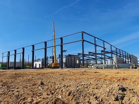 De moderne industriële uitstraling van staal  , Montage staalstructuur& prefab beton, EN1090, Liebherr LTR 1060.  