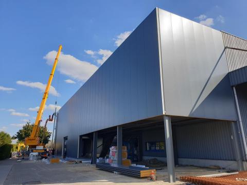 Rentevent asse,  industriebouw voor opslag goederen  , Belangrijke punten bij de montage Veiligheid: Werk altijd volgens de veiligheidsvoorschriften en draag persoonlijke beschermingsmiddelen. Instructies: Volg de specifieke montage-instructies van de fabrikant. Temperatuur: Let op de omgevingstemperatuur tijdens de montage, sommige panelen zijn gevoelig voor extreme temperaturen. Expansie: Houd rekening met de thermische uitzetting van de panelen.