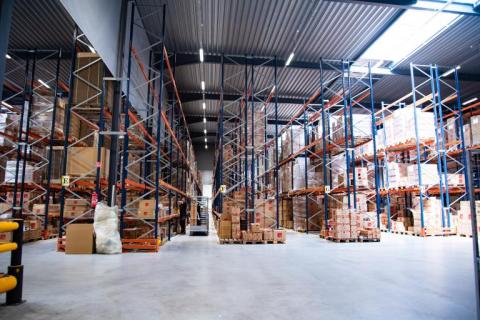 Sg Lighting Mechelen. geautomatiseerde opslagmagazijn met hybridebetonvloer. voordelen van stokeren in hoogte : Ruimtebesparing Maximale benutting van de beschikbare ruimte: Door goederen in de hoogte op te slaan, kan dezelfde vloeroppervlakte gebruikt worden om een veel grotere hoeveelheid goederen op te slaan. Verticale opslag: Hierdoor kunnen magazijnen efficiënter worden ingericht en kan de beschikbare ruimte optimaal worden benut. Efficiënte orderpicking Snelle orderverwerking